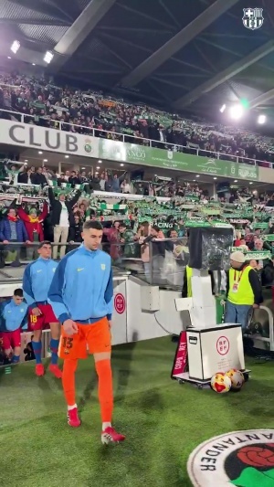 Respect！桑坦德竞技为巴萨列队致敬，红蓝众将击掌握手回应