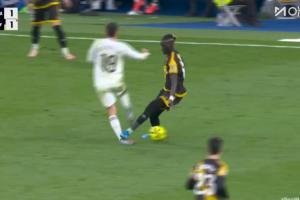 第81分钟,巴列卡诺中场西斯踩中塞巴略斯脚踝,被直红罚下! 第81分钟,巴列卡诺中场西斯踩中塞巴略斯脚踝,被直红罚下!