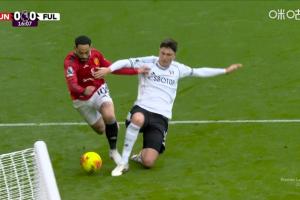 改判定位球！库尼亚突入禁区倒地 主裁第一时间判点VAR介入后取消