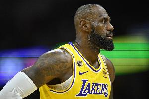 詹姆斯与湖人之间确实有很多问题 很多人期待他最后一季叶落归根