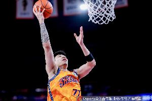 常威打来福！半场上海攻防碾压 领先广东多达21分