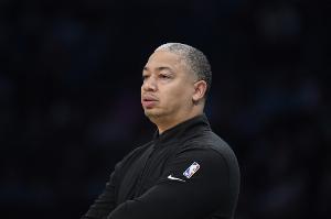 哈登的交易传闻是否萦绕球员心头?卢:这你得去问他们