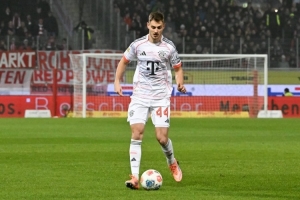 记者:斯坦尼西奇训练中与塔抢球后感到左膝疼痛,并离开了训练场