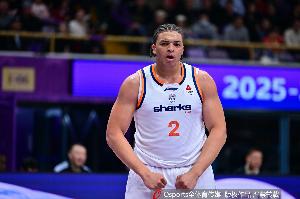 稳定输出！洛夫顿上半场8分钟7投3中&罚球3中3 砍下10分4篮板