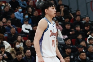 毫无状态！齐麟半场11分钟3中0 除1助攻1失误外其他数据皆是0