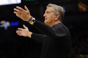 芬奇：小贾伦·杰克逊很难防守 我们一换防他就低位惩罚错位