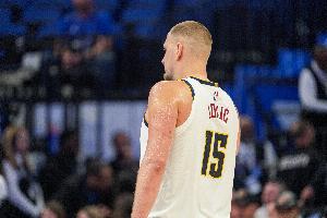 失误多啊！约基奇19中9得到24分15板4助1断2帽 出现5次失误