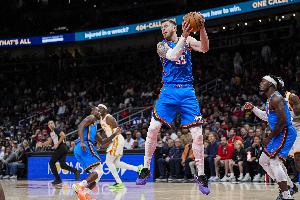 一手策应很精彩！哈滕全面输出砍下12分10板10助 本赛季首次三双