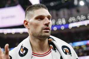 记者:史蒂文斯牛就完了 降税2250万还补充了很需要的中锋位置 记者:史蒂文斯牛就完了 降税2250万还补充了很需要的中锋位置