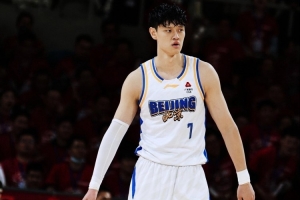 曾凡博：带伤坚持在球队中并不罕见 还是会尽全力赢得比赛