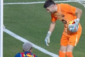 与阿劳霍合力防下对手进攻后，霍安抱着球出底线庆祝反送角球