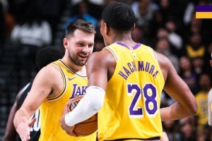 湖人官方晒本场赢球海报：东契奇和八村塁击掌登上封面