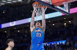 就靠三个双向顶着！雷霆半场替补合计16分 马刺35分