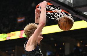 突然发力！迪克从天而降补扣接巴雷特2+1 猛龙一波11-0拉开分差