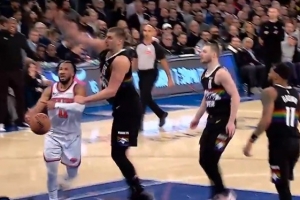 布伦森突破被约基奇连拉带拽放倒在地 裁判回看没有升级犯规