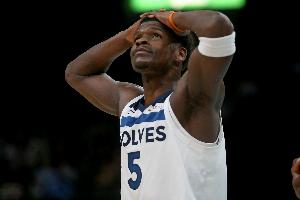 乏善可陈！爱德华兹半场11投4中 仅得到9分3板2助&正负值-11