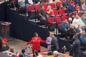 这场可以放弃了！乌度卡连吃两个技术犯规 被驱逐出场！