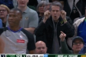 被嘲讽了！锡安关键单打被库兹马造进攻犯规 观众比划爱哭鬼表情