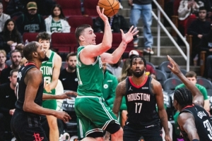 残阵仍大胜!绿军官方晒赢球海报调侃:休斯敦 我们可是个大麻烦