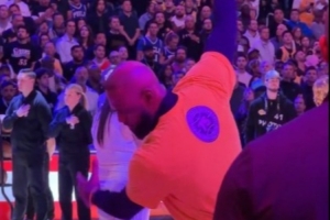 手痒了!詹姆斯赛前练习高尔夫挥杆动作 表情十分专注