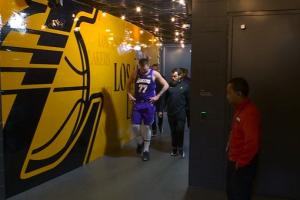 别受伤！湖记：东契奇左腿筋不适暂时返回更衣室