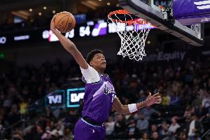 这是你的优势!贝利空切接球蹭的一下弹起 单臂扣得脆生!