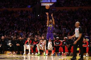 湖记：肯纳德本季年薪比文森特少50万 这为湖人提供更多买断空间