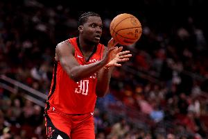 TA记者：卡佩拉的多年合同可能吓退追求者 感觉火箭不想出他和DFS