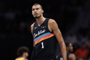 巴恩斯:文班的拼劲为球队奠定基调 他能吸引防守注意力盘活进攻