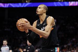 手感滚烫！文班上半场飚中5记三分 多于独行侠全队4记三分