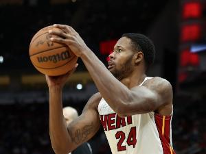 为阿巴基腾位置！Scotto：篮网已经裁掉前锋海伍德·海史密斯