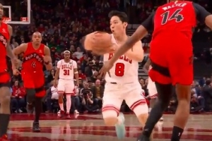 最佳助攻吗？河村勇辉反击不看人背传 助攻布泽利斯反击上篮打进