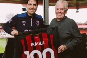 伊劳拉达成英超百场里程碑，伯恩茅斯主席赠送纪念球衣