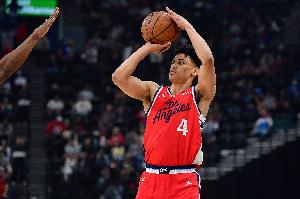 这场拉胯了！桑德斯5投全铁&三分2中0仅拿1分 正负值-14