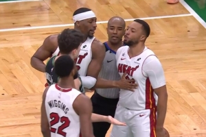 有火气！鲍威尔霸气生抢冈萨雷斯&后者反抢犯规 二人对喷差点冲突