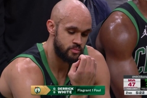 德里克·怀特扑防鲍威尔三分犯规疑似垫脚 裁判回看升级一级恶意