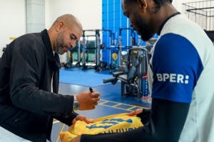 米体：小图拉姆拿出父亲当年与阿德交换的球衣，找偶像阿德签名