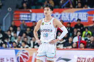 差劲！于德豪半场打了5分钟1中0没得分 有4次犯规