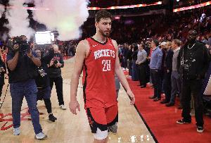 攻防俱佳！申京12中6砍下17分12板11助3断3帽 正负值+13