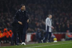 狼队主场部分球迷提前退场，蓝军球迷歌唱嘲讽：是有消防演习吗？