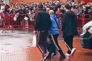 希望没有大碍！姆伯莫赛后离开球场时走路一瘸一拐