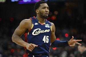 哈登：米切尔是这支骑士的领袖 我会支持他&尽一切努力帮他