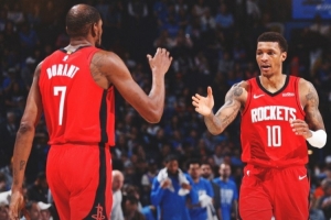 合砍42分！火箭官方赢球海报封面：杜兰特和小贾巴里击掌