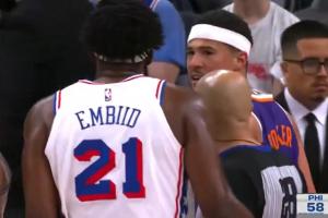 恩比德摊手耸肩抱怨布克犯规！后者呛声后直接离场：全是球尼格！