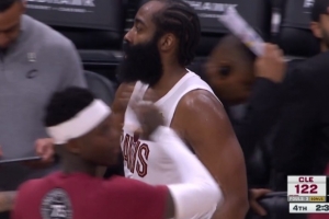 手很硬！哈登外线开火连中2记三分 率领骑士打出8-0夺回1分优势