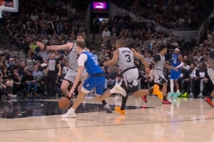 虚惊一场！弗拉格持球强攻 脚底打滑摔倒险些受伤