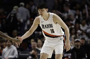 解说：杨瀚森被普罗斯珀连进3个三分 这一点可不好 你得扑出去防