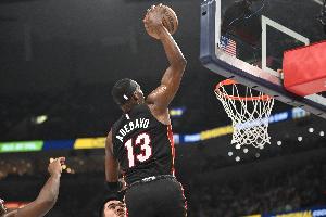 石破天惊！小米切尔跳投不中 阿德巴约神兵天降单臂暴力补扣