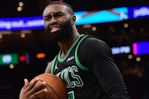 杰伦·布朗：不能因为对手故意把脸凑过来 就吹我进攻犯规