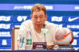 斯卢茨基：明天是进亚冠淘汰赛最后的机会，变阵433因外援特点